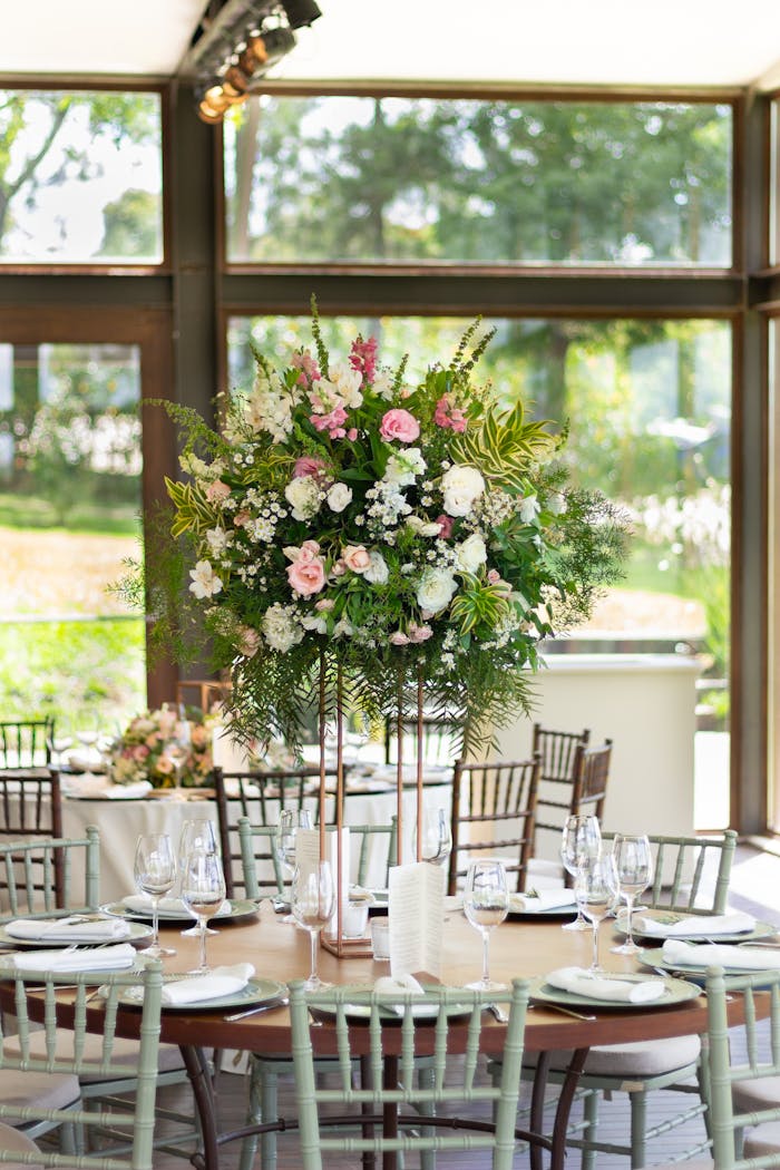 Beautifully arranged floral centerpiece decorating a wedding table in São Paulo.